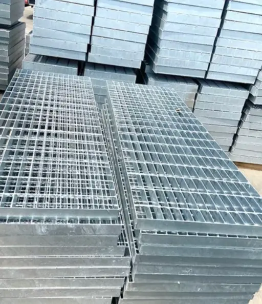 High-volume inventory of heavy-duty metal grating sheets ready for global shipment and logistics.